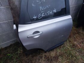 NISSAN Jobb hátsó Ajtó (Részeivel)