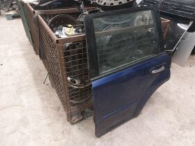 NISSAN Bal hátsó Ajtó (Részeivel)