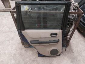 NISSAN Bal hátsó Ajtó (Részeivel)