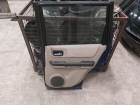 NISSAN Jobb hátsó Ajtó (Részeivel)