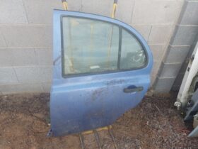 NISSAN Bal hátsó Ajtó (Részeivel)