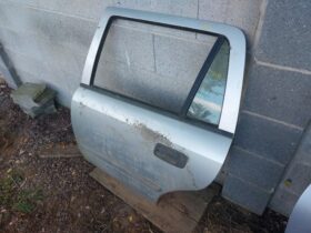 OPEL Bal hátsó Ajtó (Részeivel)