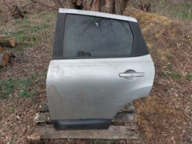NISSAN Bal hátsó Ajtó (Részeivel)