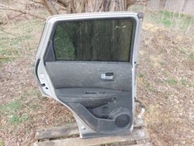 NISSAN Bal hátsó Ajtó (Részeivel)