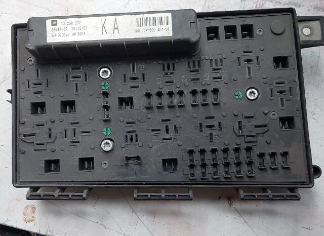 
								OPEL Biztosítéktábla Motortér full									